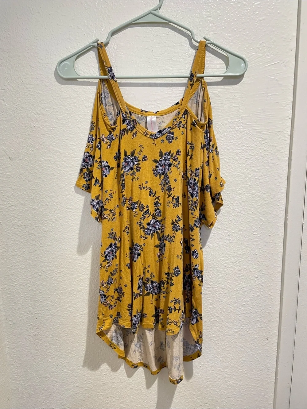 🩵No Boundaries Mustard Yellow Floral Cold Shoulder Top L 🌻